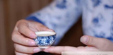 女士喝茶的手勢，女人正確喝茶手勢姿勢圖