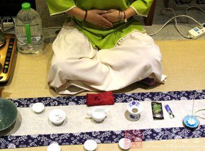 女士喝茶的手勢，女人正確喝茶手勢姿勢圖