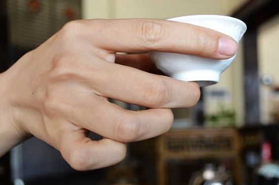 女士喝茶的手勢，女人正確喝茶手勢姿勢圖