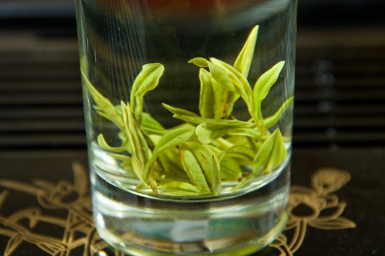 安吉白茶冷藏好還是冷凍好？這個需要根據(jù)存放時間來選擇