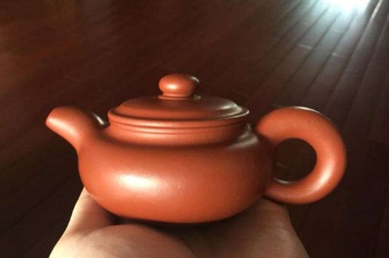 朱泥<a href=http://www.hnlxdf.com/chaju/zisha/ target=_blank class=infotextkey>紫砂壺如何開壺</a>，朱泥壺日常泡茶養(yǎng)護(hù)