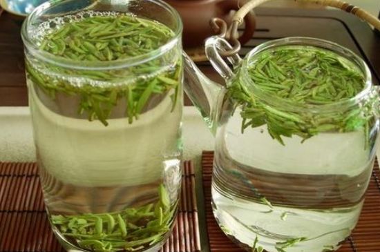 竹葉青和雀舌哪個(gè)貴，竹葉<a href=http://www.hnlxdf.com/fenlei/wulongcha/ target=_blank class=infotextkey>青茶</a>貴嗎？