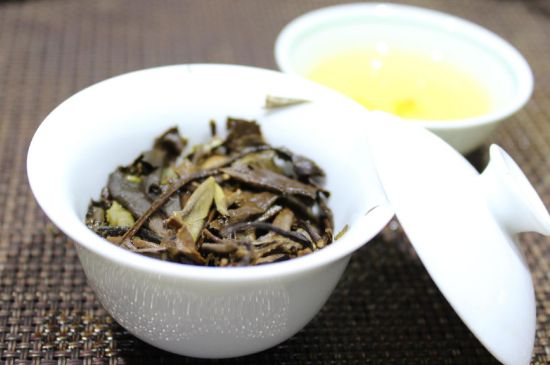 怎么撬老白茶茶餅不容易碎，福鼎白茶如何撬茶方法