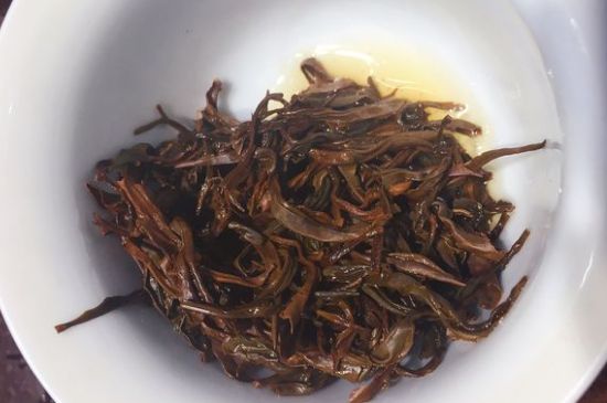 女人喝紅茶好還是喝普洱茶好，普洱茶和紅茶哪個適合女人喝