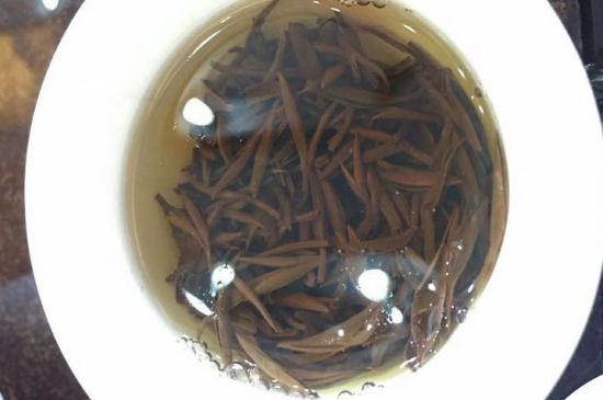 女人喝金駿眉的好處和壞處，女性喝金駿眉可減肥養(yǎng)顏