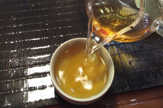 女人喝金駿眉的好處和壞處，女性喝金駿眉可減肥養(yǎng)顏